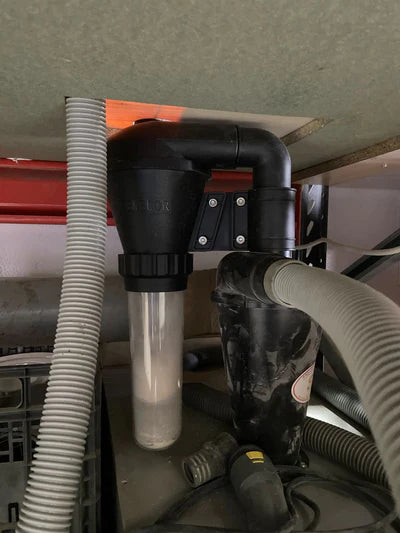 Cyclone separator installed between the tool and vacuum